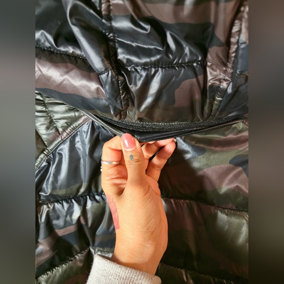 Guess Men's Puffer Jacket - Black and Green - Picture 7 of 14